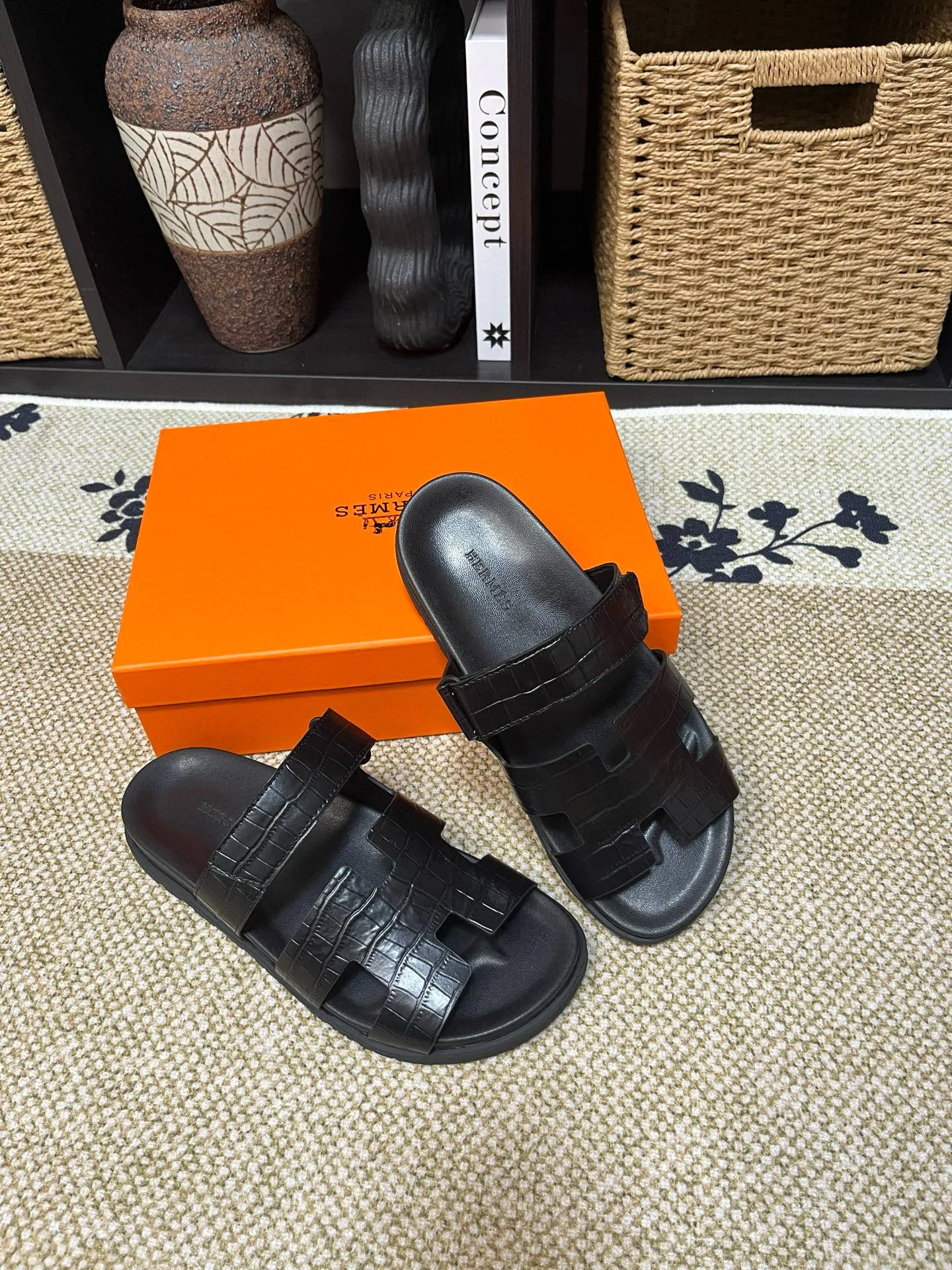 P300 Long-term stock Hermes men’s Kazimir slippers for couples - top quality woven calfskin functional sandals with intertwined uppers inspired by the “H” iconic pattern to create a casual look, perfect for summer. Imported cowhide + cowhide lining + TUP outsole Size: 35-46